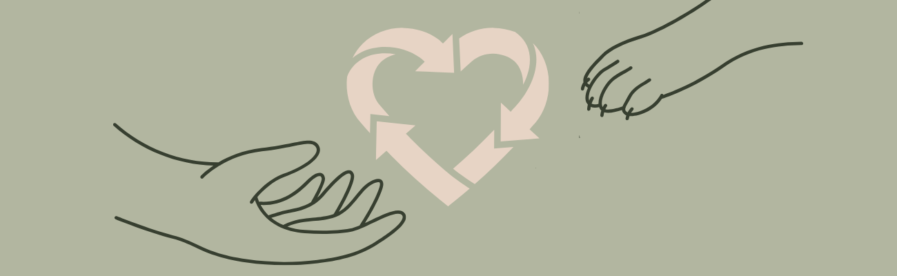 Ręka ekologicznego właściciela psa i psia łapa wskazujące na symbol recyklingu w kształcie serca.